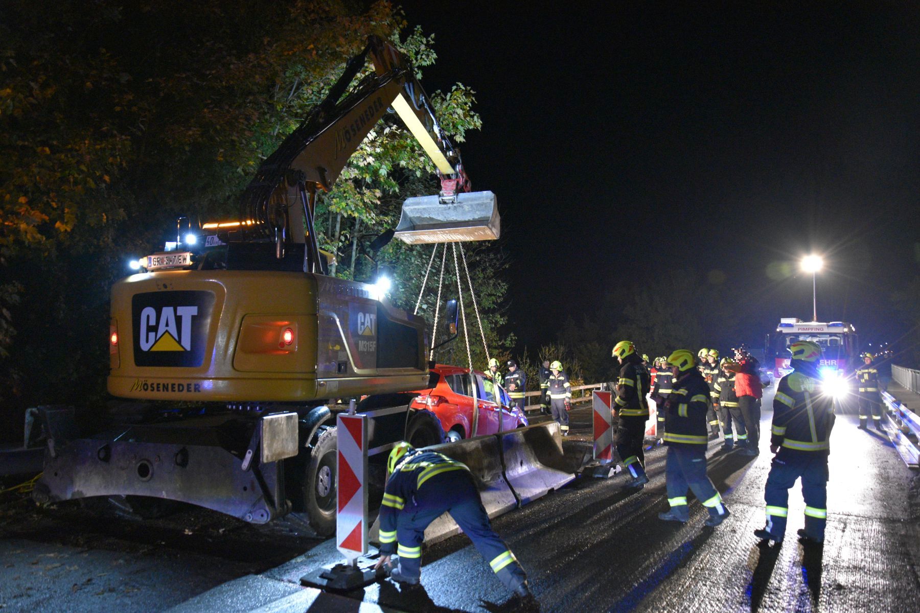 2021 10 14 FF Andorf Fahrzeugbergung Brueckenbaustelle B137 FFA 0104