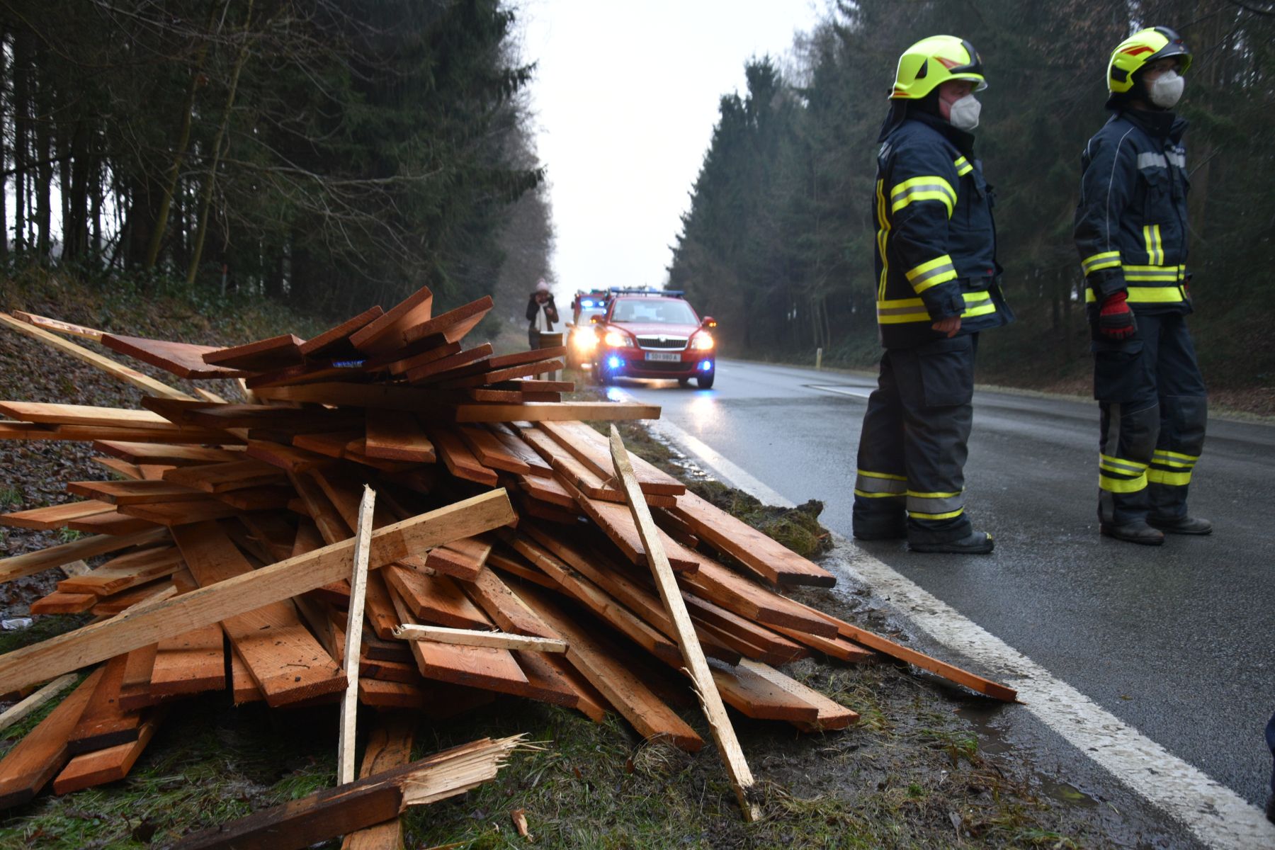 2021 12 28 FF Andorf Verkehrsunfall Aufraeumarbeiten B137 FFA 0032