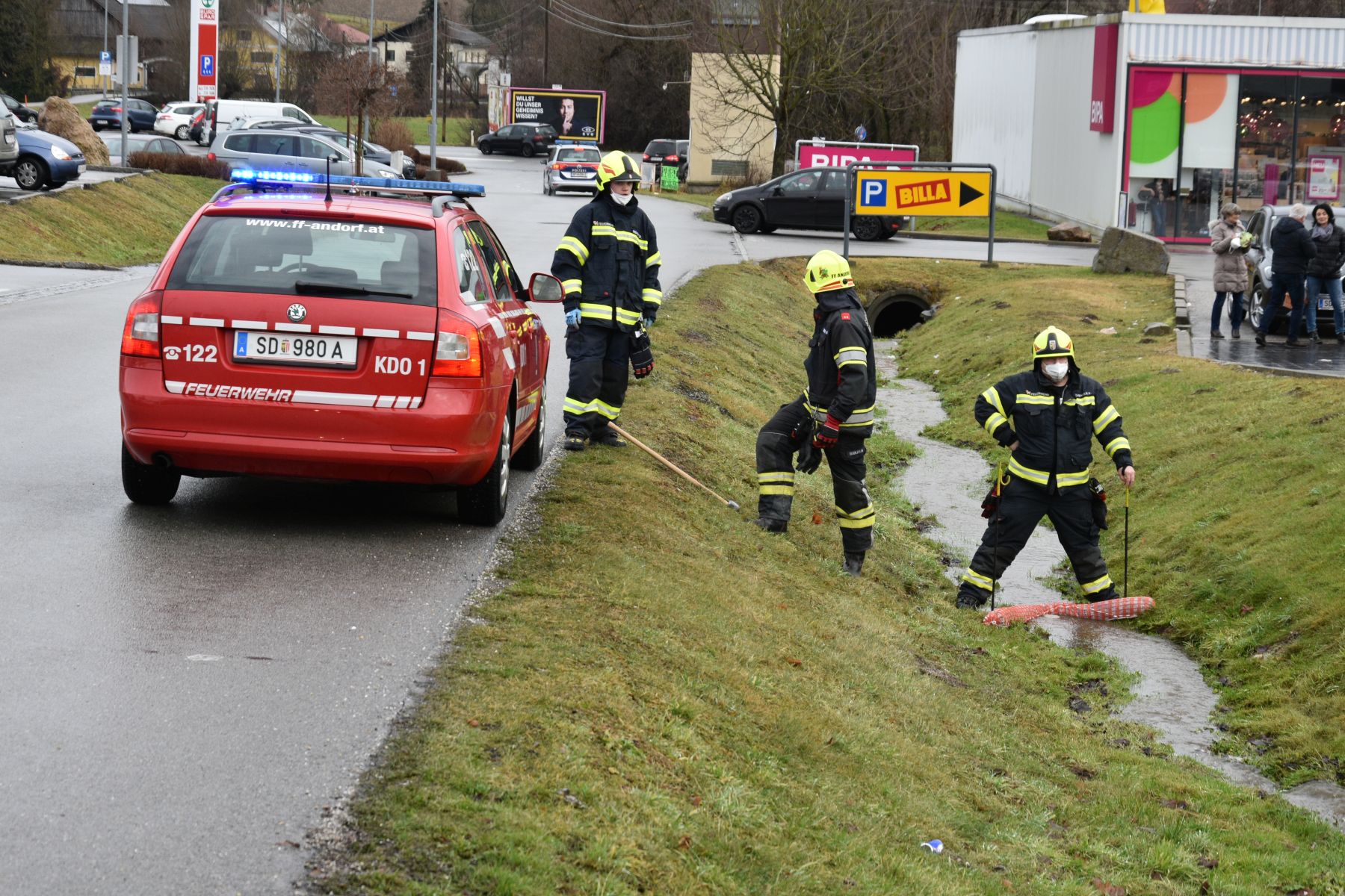 2021 12 30 FF Andorf Fahrzeugbergung Einkaufszentrum FFA 0034