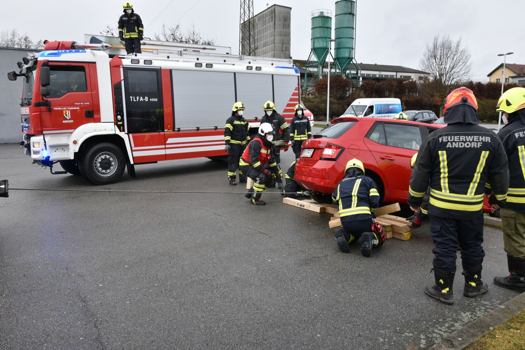 2021 12 30 FF Andorf Fahrzeugbergung Einkaufszentrum FFA 0039