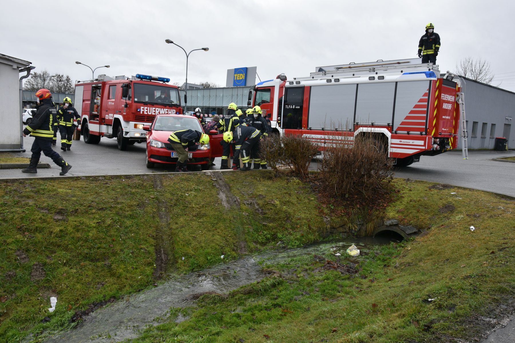 2021 12 30 FF Andorf Fahrzeugbergung Einkaufszentrum FFA 0055