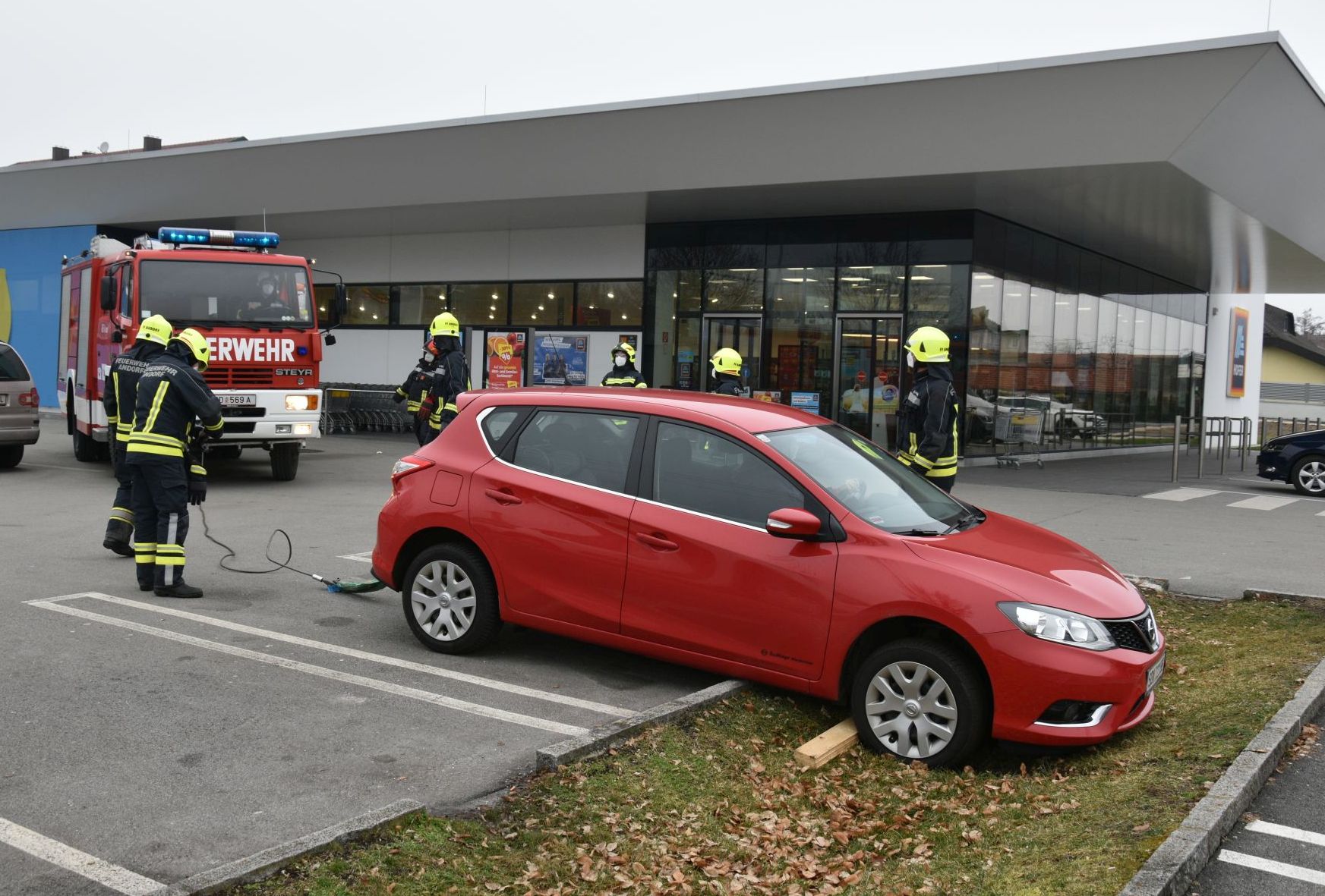 2022 01 13 FF Andorf Fahrzeugbergung Einkaufszentrum FFA 0032