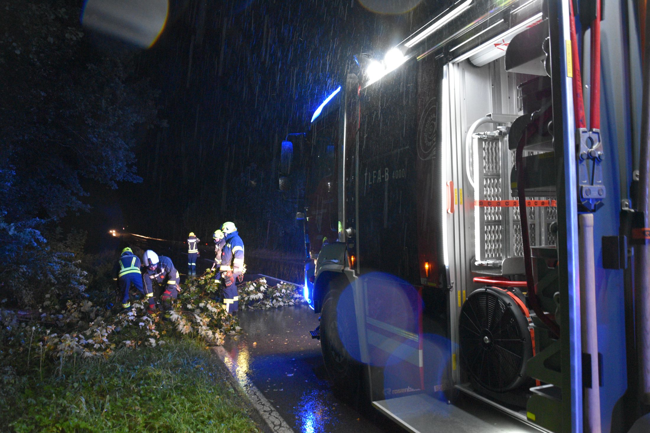 2022 07 26 FF Andorf Baum ueber Strasse B137 FFA 2406