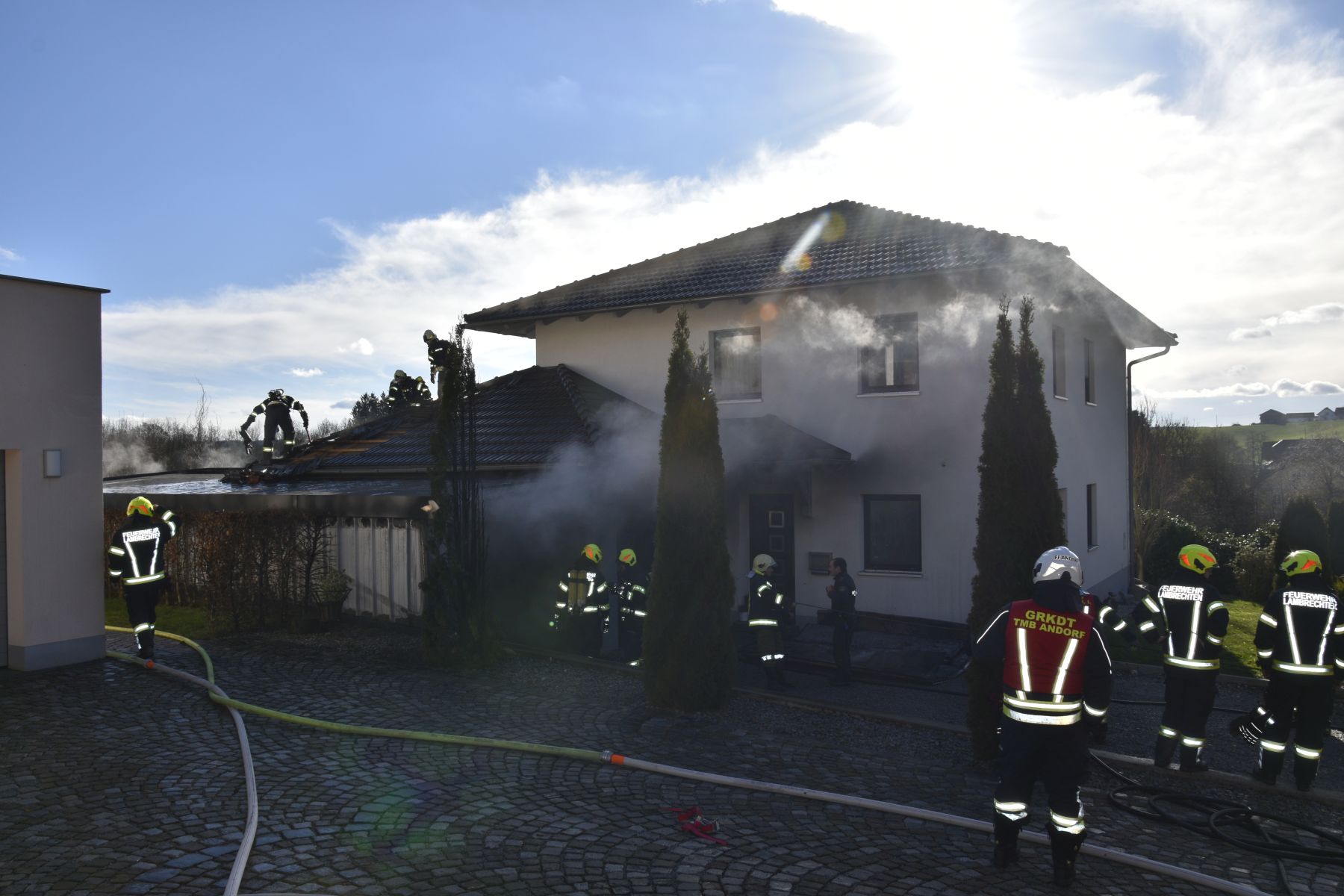 2023 01 17 FF Andorf Fahrzeug und Carportbrand Lambrechten FFA3931