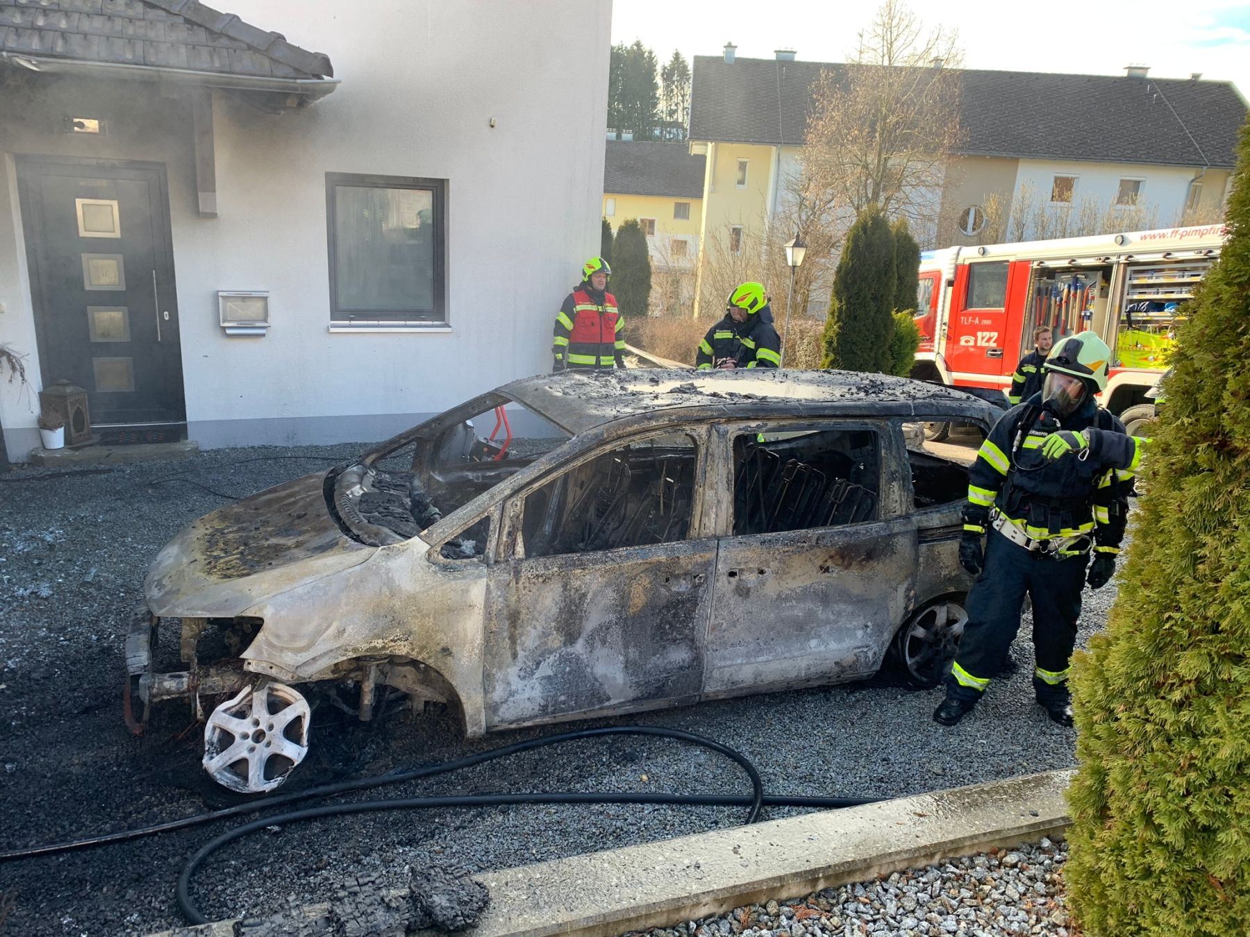 2023 01 17 FF Andorf Fahrzeug und Carportbrand Lambrechtence3e47c7 e992 44f7 8b23 ff79ead79cfe