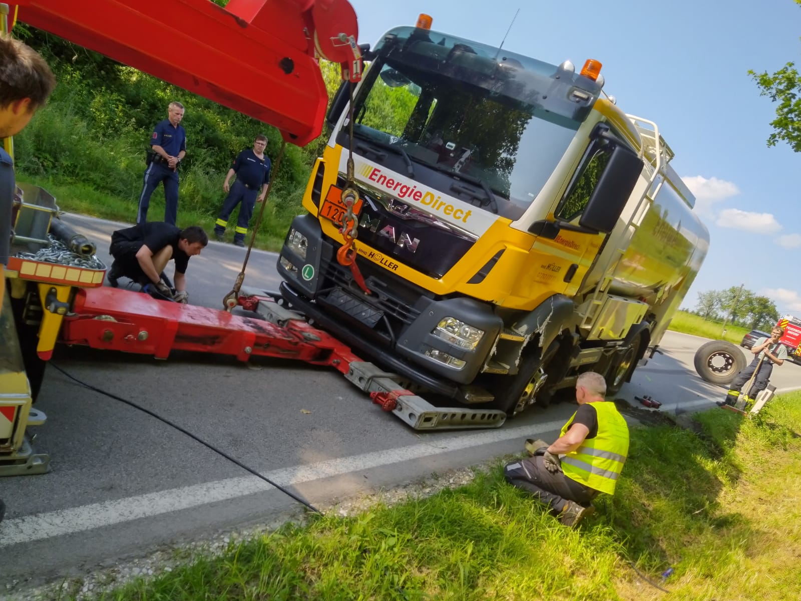 2023 05 31 FF Andorf Einsatz Unfall PKW gegen Gefahrgut LKW 52bd3e87 1e1c 4db1 8bb9 d42b79347624