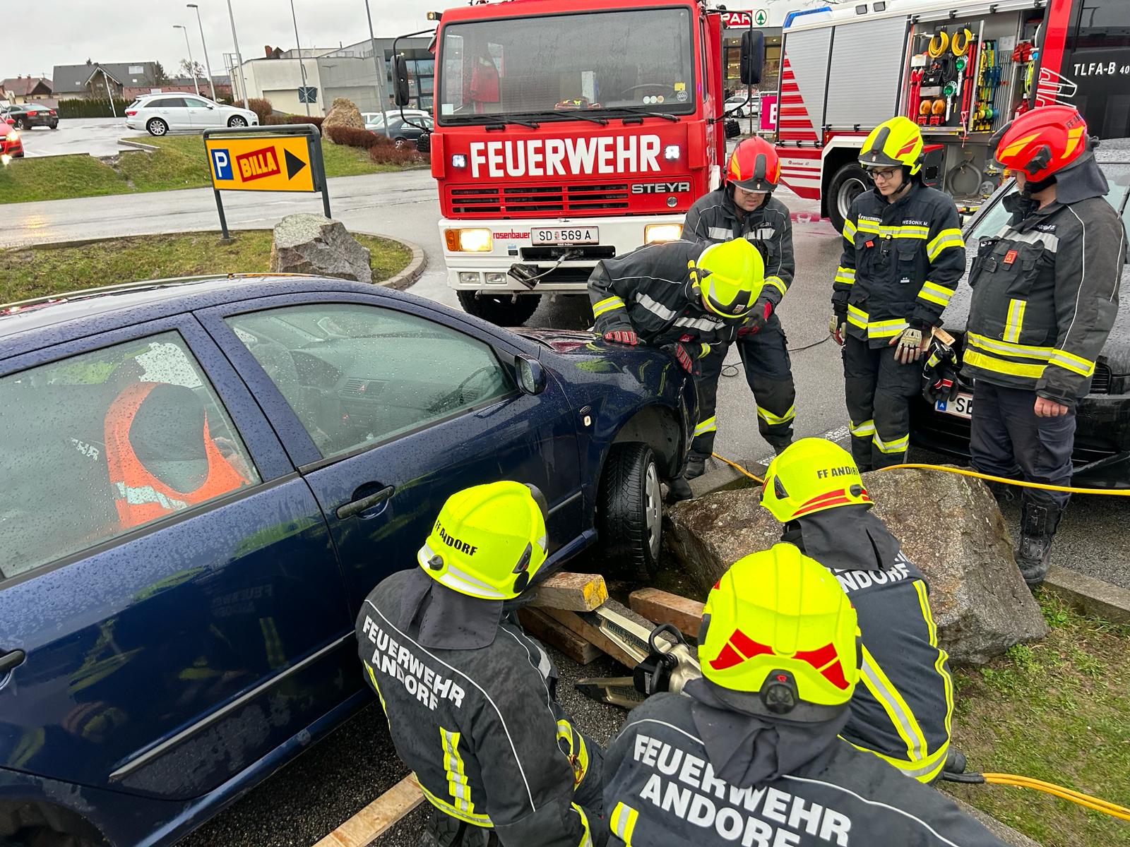 2024 02 23 FF Andorf Fahrzeugbergung Einkaufszentrum 2024 02 23 16 42 24 000 2024 03 03T09 30 49.098