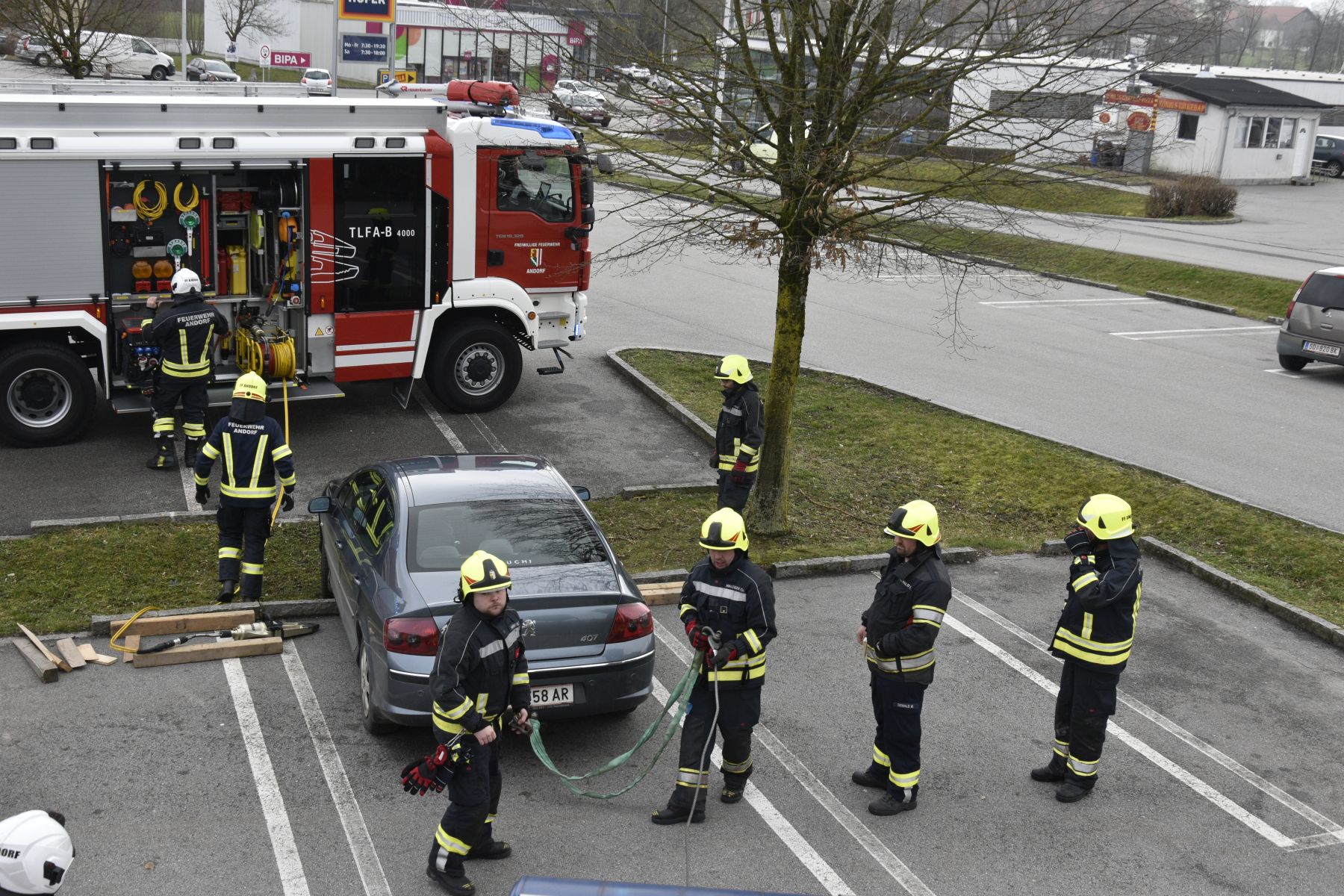 2024 02 24 FF Andorf Fahrzeugbergung Einkaufszenterum FFA7033 WEB