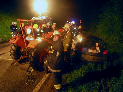 Aufräumarbeiten nach Verkehrsunfall - 04.05.2013