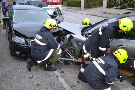 Aufräumarbeiten nach Verkehrsunfall  13.10.2013