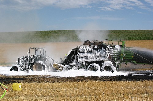 Brand eines Traktors mit Strohballenpresse in Schulleredt - 04.08.2013