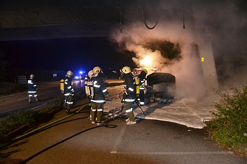 KFZ-Brand - Parkplatz B137-Unterführung Andorfer Landesstraße - 17.08.2013